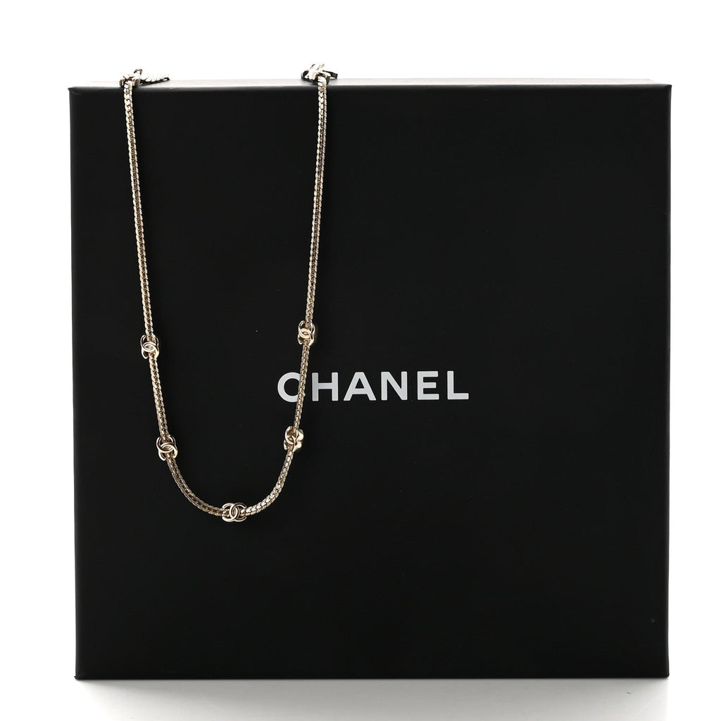 Metal CC Short Chain Necklace Gold