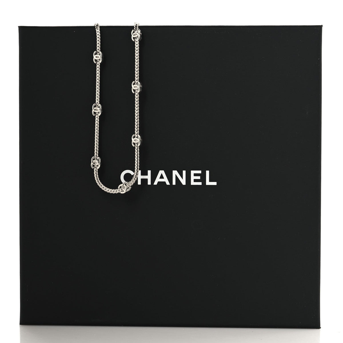 Metal CC Short Chain Necklace Silver